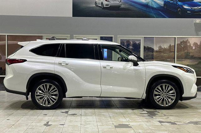 used 2022 Toyota Highlander car, priced at $39,996