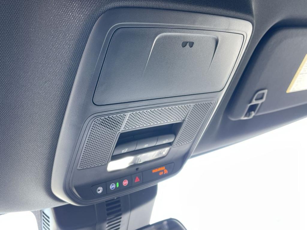 new 2025 Chevrolet Traverse car