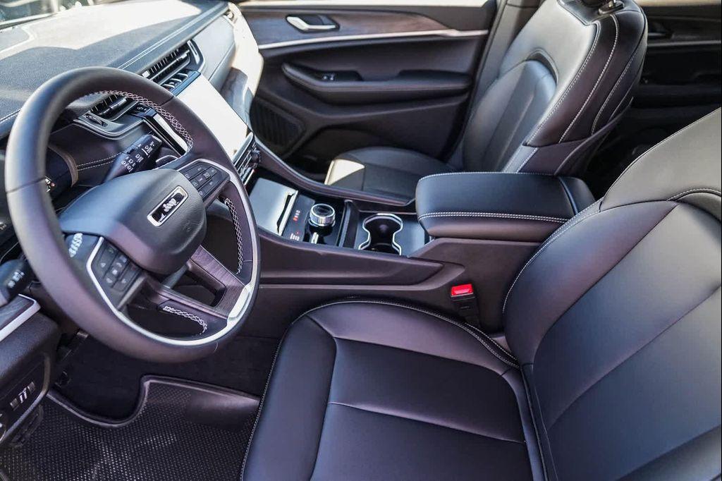 new 2025 Jeep Grand Cherokee car, priced at $41,760