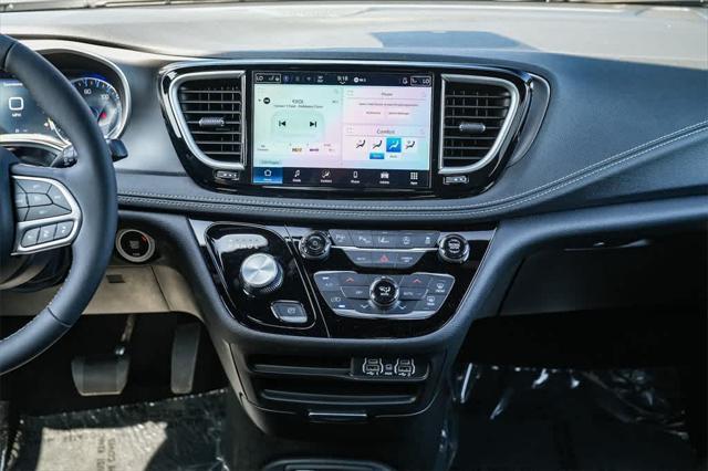 new 2025 Chrysler Pacifica car, priced at $39,920