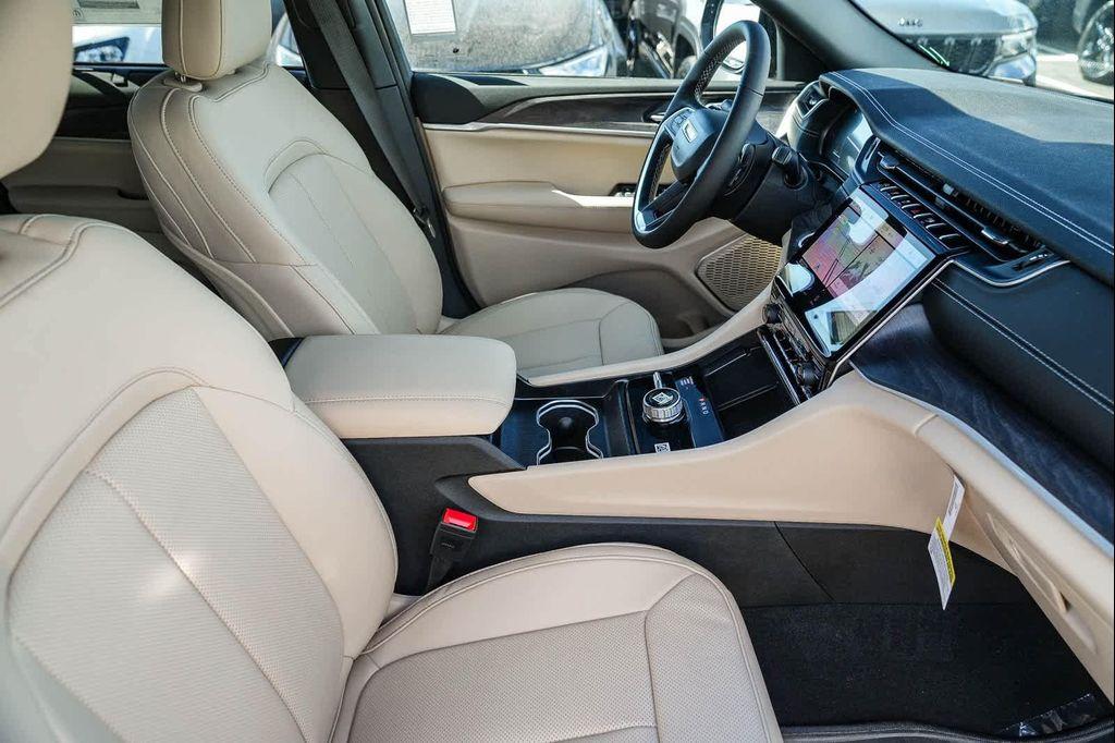 new 2025 Jeep Grand Cherokee car, priced at $49,680