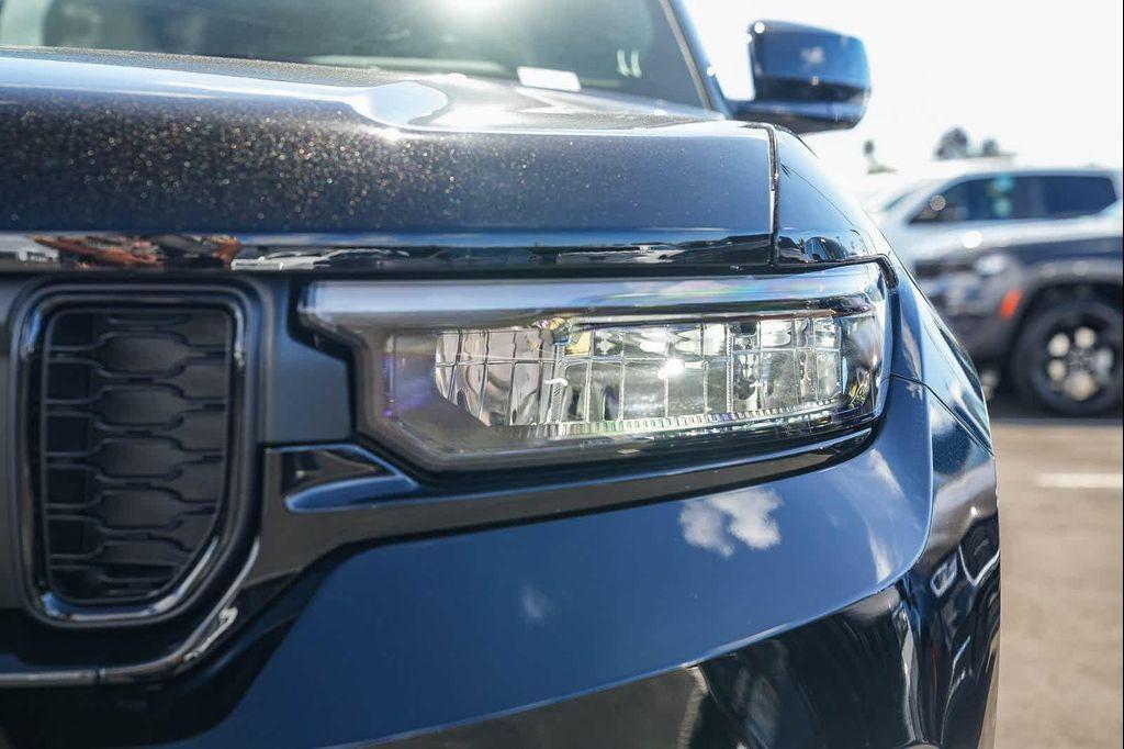 new 2025 Jeep Grand Cherokee car, priced at $49,680