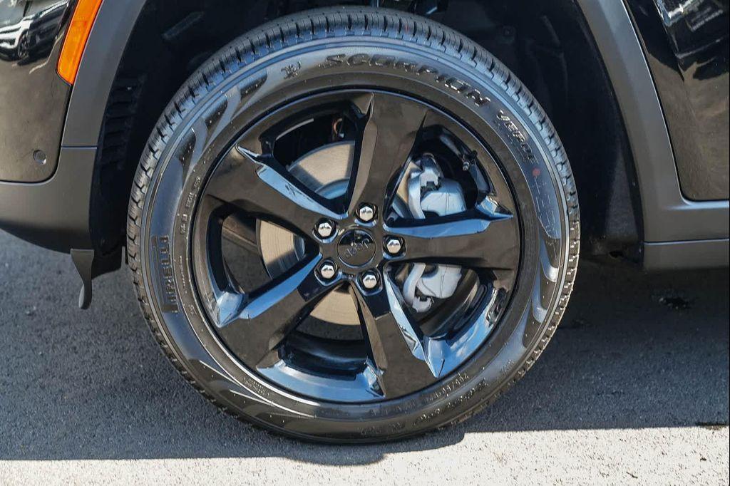 new 2025 Jeep Grand Cherokee car, priced at $49,680