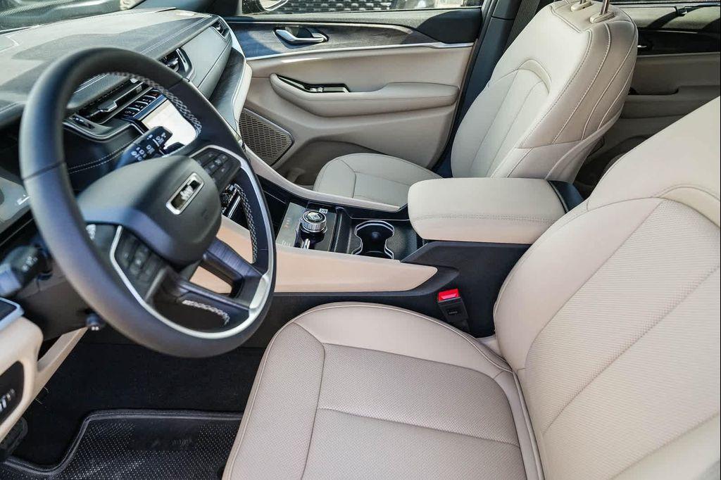 new 2025 Jeep Grand Cherokee car, priced at $49,680