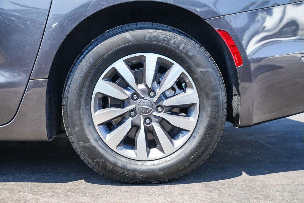 used 2022 Chrysler Pacifica Hybrid car, priced at $28,972