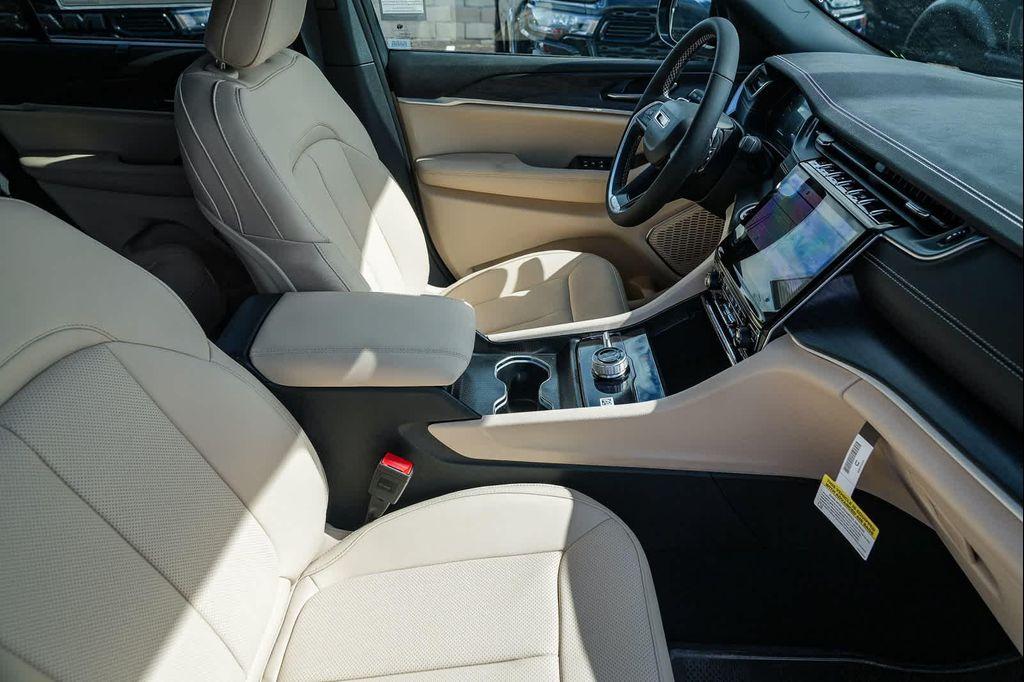new 2025 Jeep Grand Cherokee car, priced at $49,085