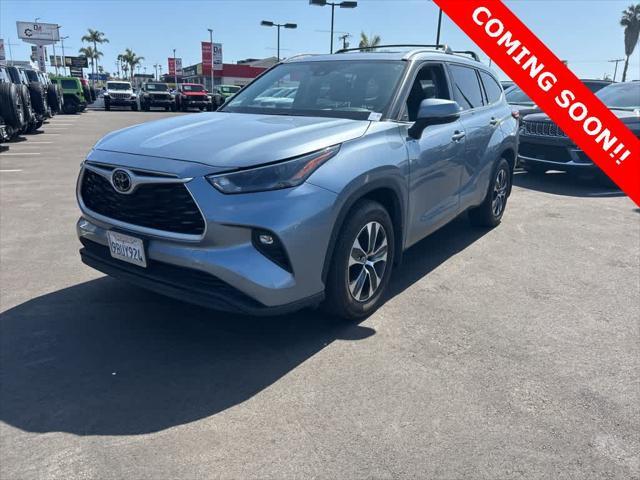 used 2022 Toyota Highlander car, priced at $34,562