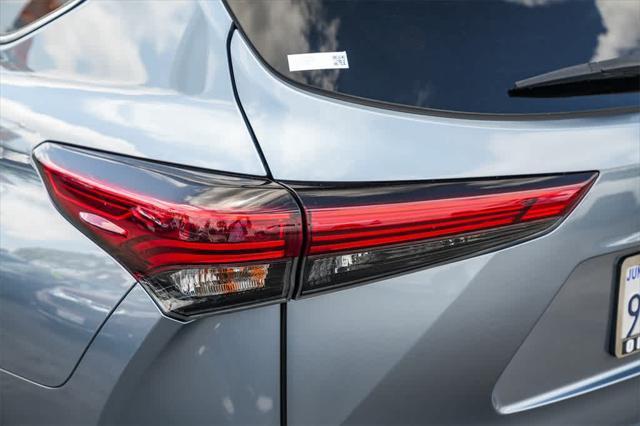 used 2022 Toyota Highlander car, priced at $34,354