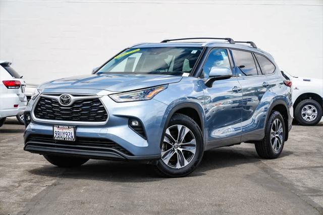 used 2022 Toyota Highlander car, priced at $34,354