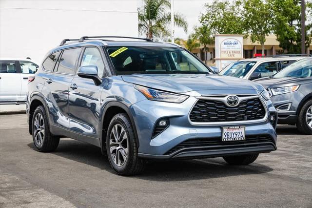used 2022 Toyota Highlander car, priced at $34,354