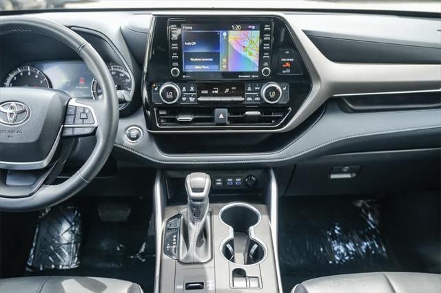 used 2022 Toyota Highlander car, priced at $34,354