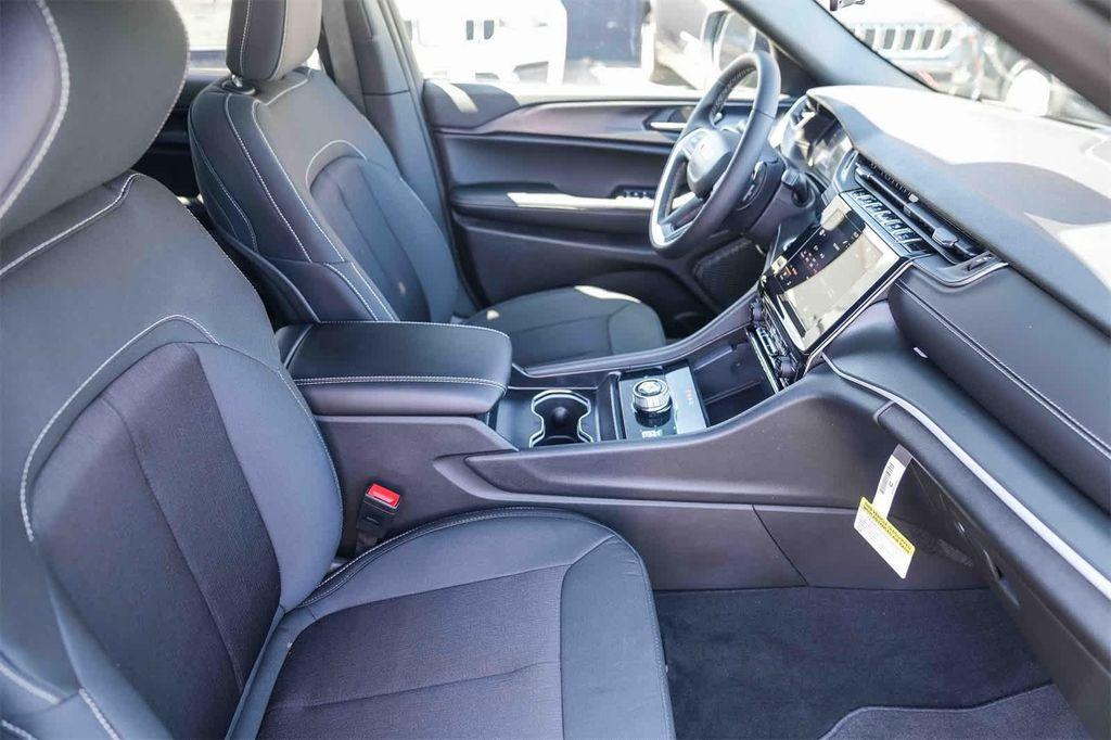 new 2025 Jeep Grand Cherokee car, priced at $35,920