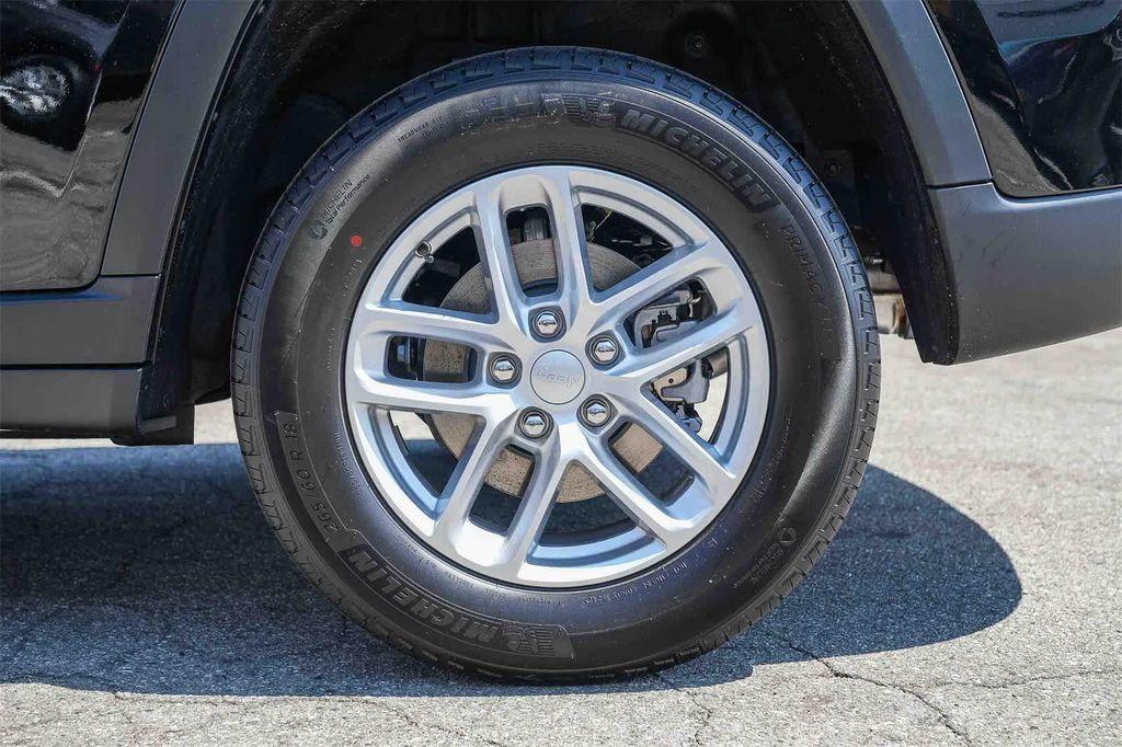 new 2025 Jeep Grand Cherokee car, priced at $35,920