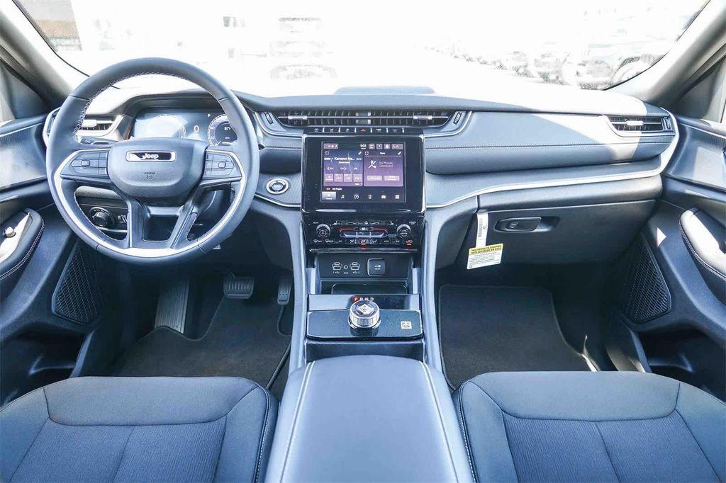 new 2025 Jeep Grand Cherokee car, priced at $34,325