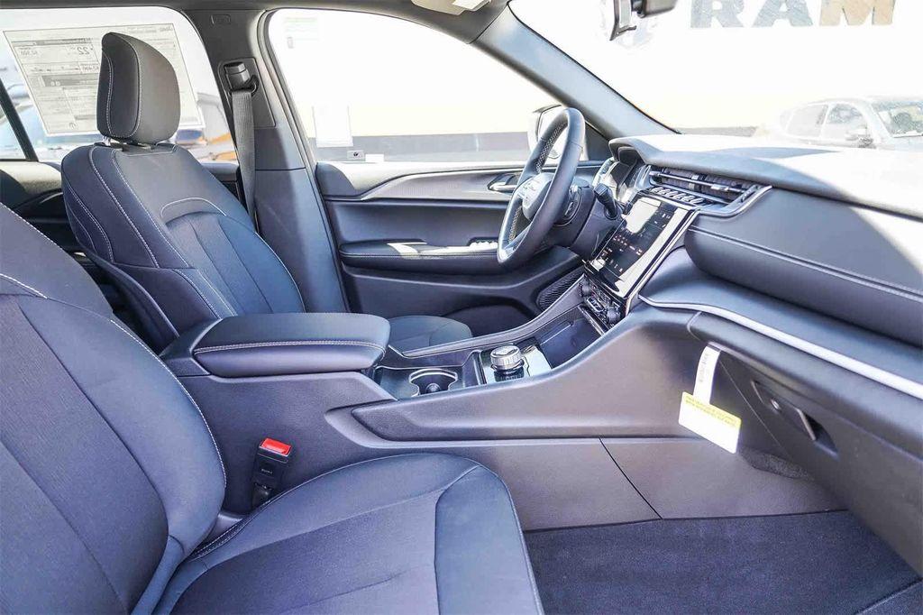 new 2025 Jeep Grand Cherokee car, priced at $34,325
