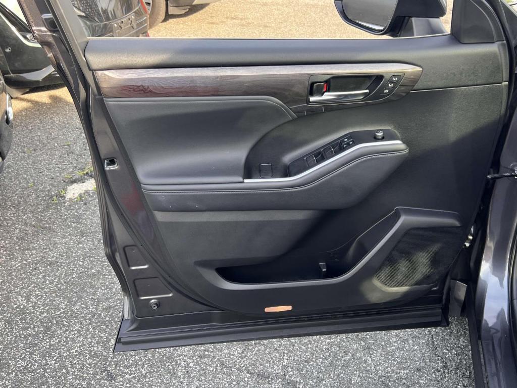 used 2022 Toyota Highlander Hybrid car, priced at $37,077