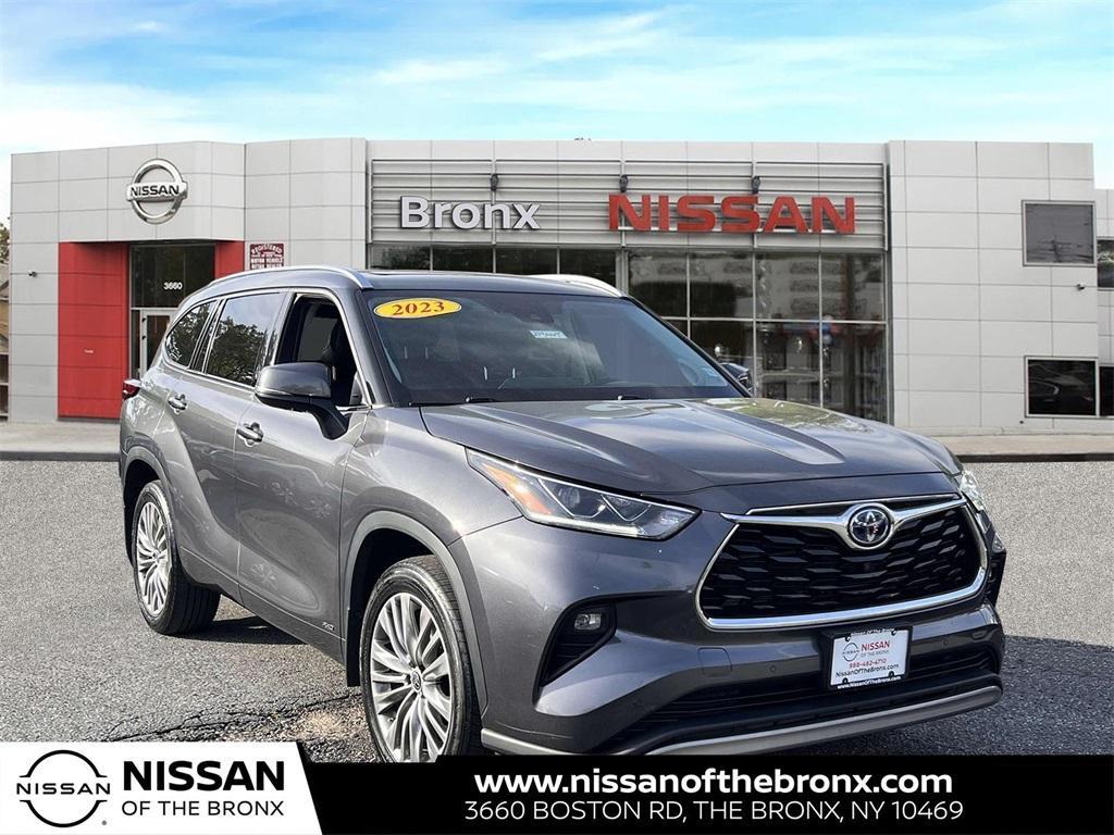 used 2022 Toyota Highlander Hybrid car, priced at $37,989