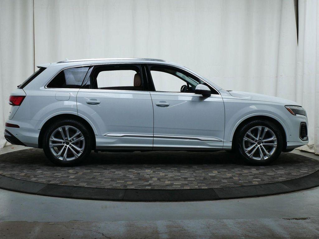new 2025 Audi Q7 car, priced at $72,795