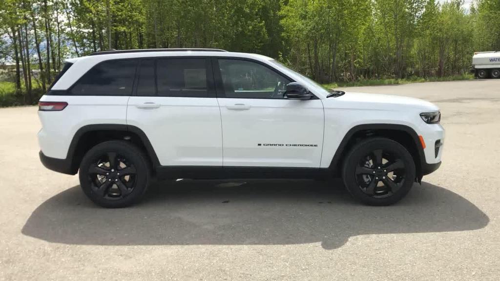 used 2024 Jeep Grand Cherokee car, priced at $37,985