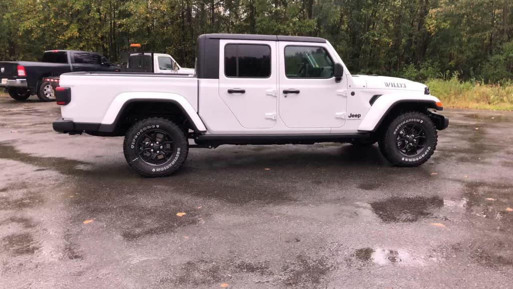 new 2025 Jeep Gladiator car, priced at $47,928