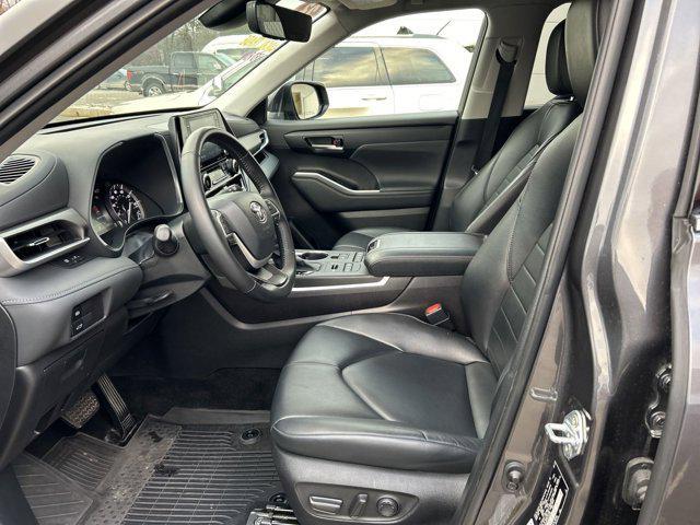 used 2022 Toyota Highlander car, priced at $35,900