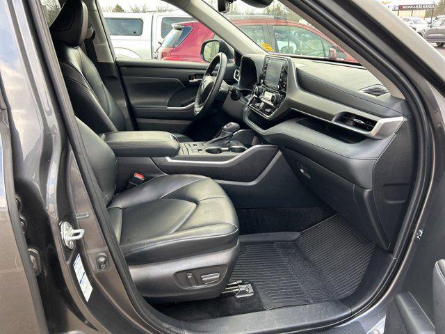 used 2022 Toyota Highlander car, priced at $35,900