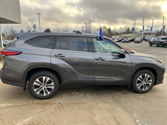 used 2022 Toyota Highlander car, priced at $35,900