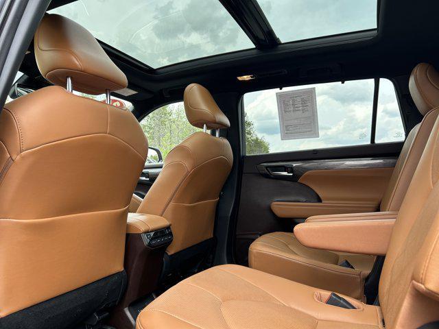 used 2021 Toyota Highlander car, priced at $39,500