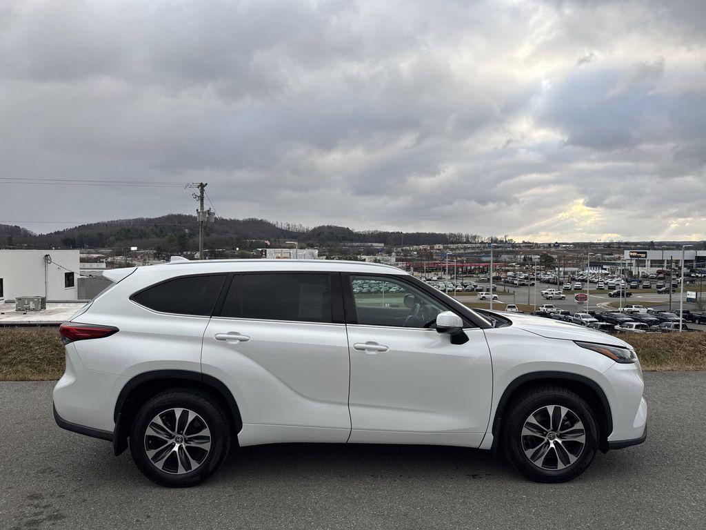 used 2022 Toyota Highlander car, priced at $35,997