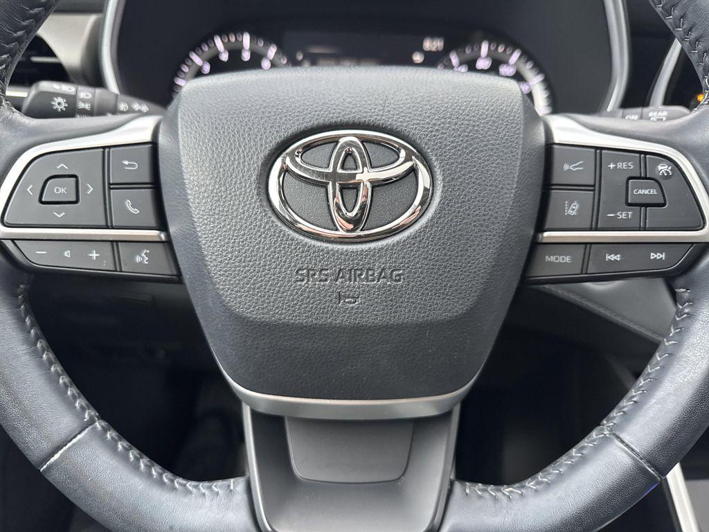 used 2022 Toyota Highlander car, priced at $35,997