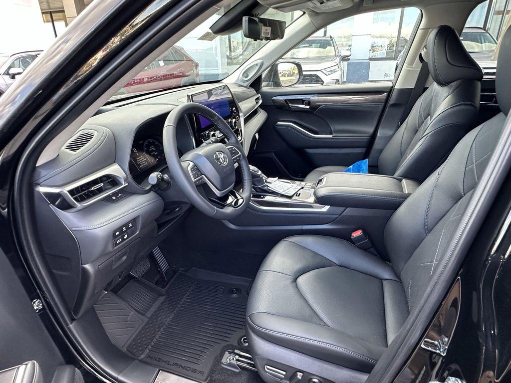 new 2025 Toyota Highlander Hybrid car, priced at $57,267