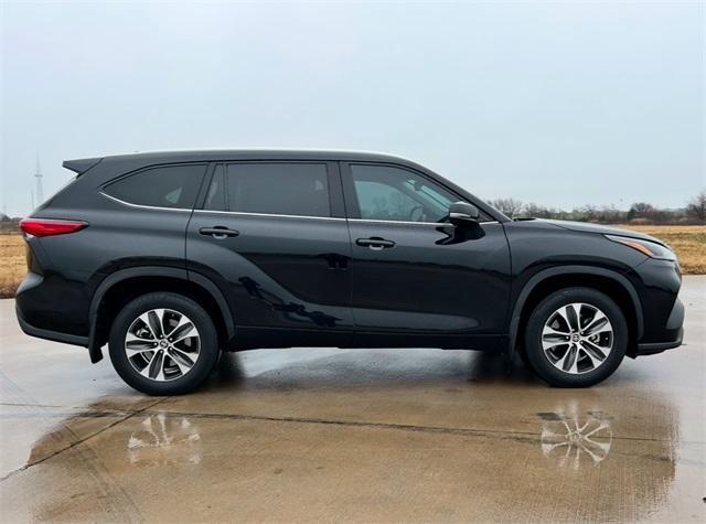 used 2022 Toyota Highlander car, priced at $36,500