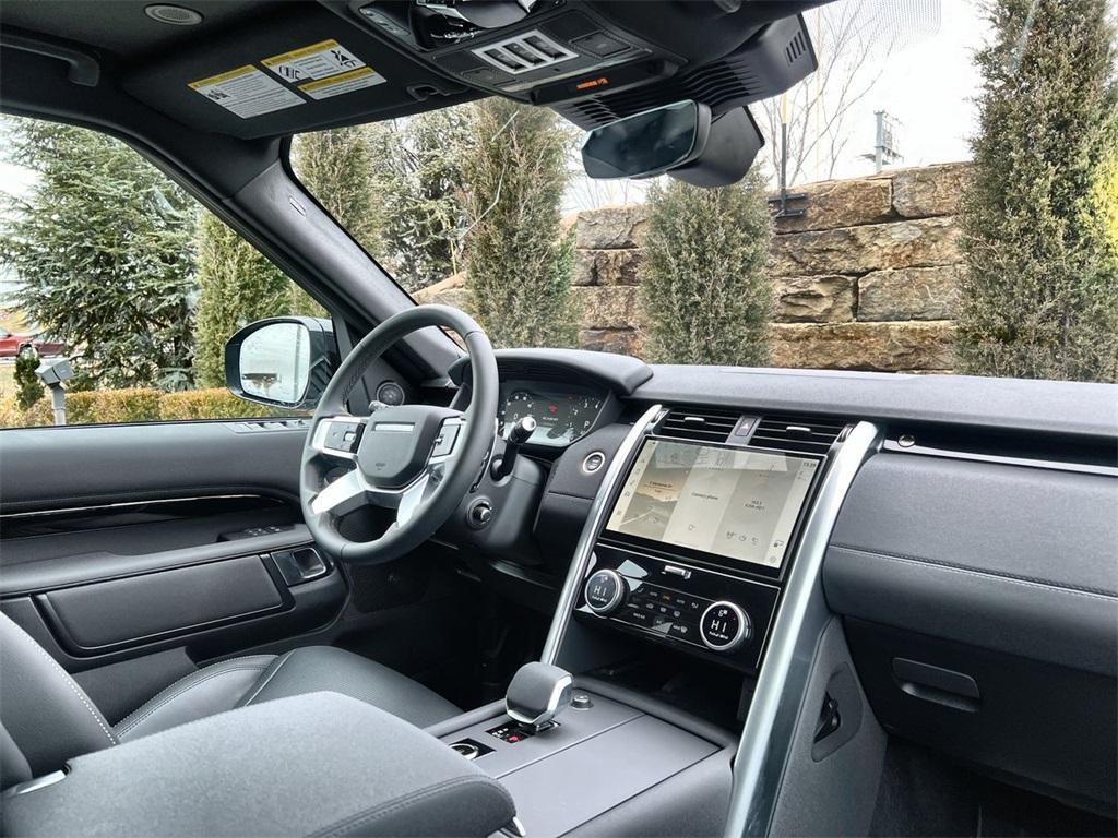 new 2025 Land Rover Discovery car, priced at $65,668