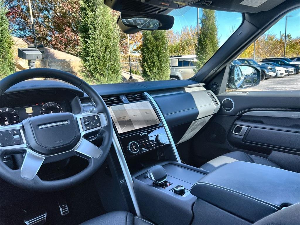 new 2025 Land Rover Discovery car, priced at $87,628