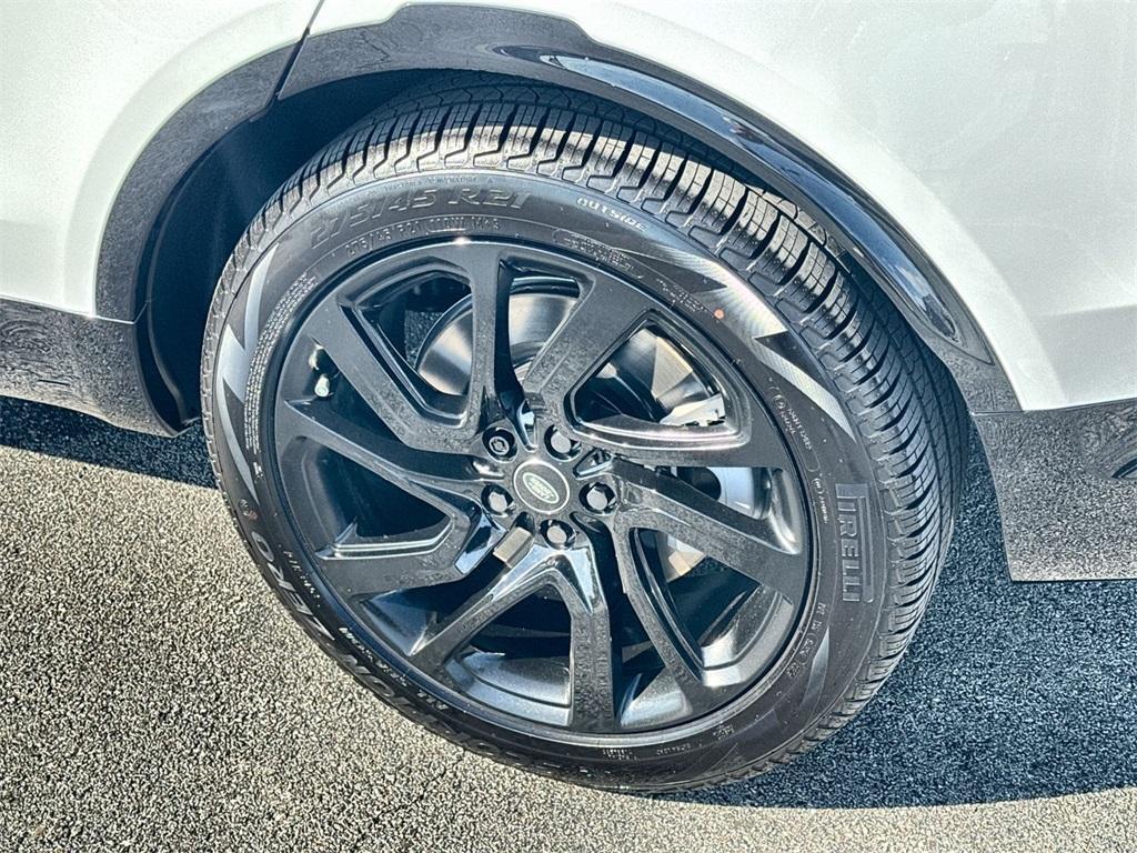 new 2025 Land Rover Discovery car, priced at $75,218