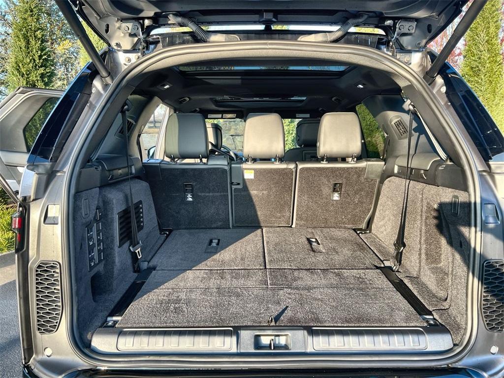 new 2026 Land Rover Discovery car, priced at $78,556