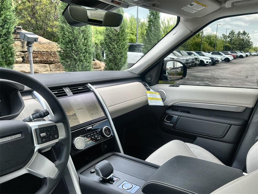 new 2025 Land Rover Discovery car, priced at $76,918
