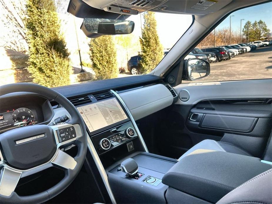 new 2025 Land Rover Discovery car, priced at $66,418