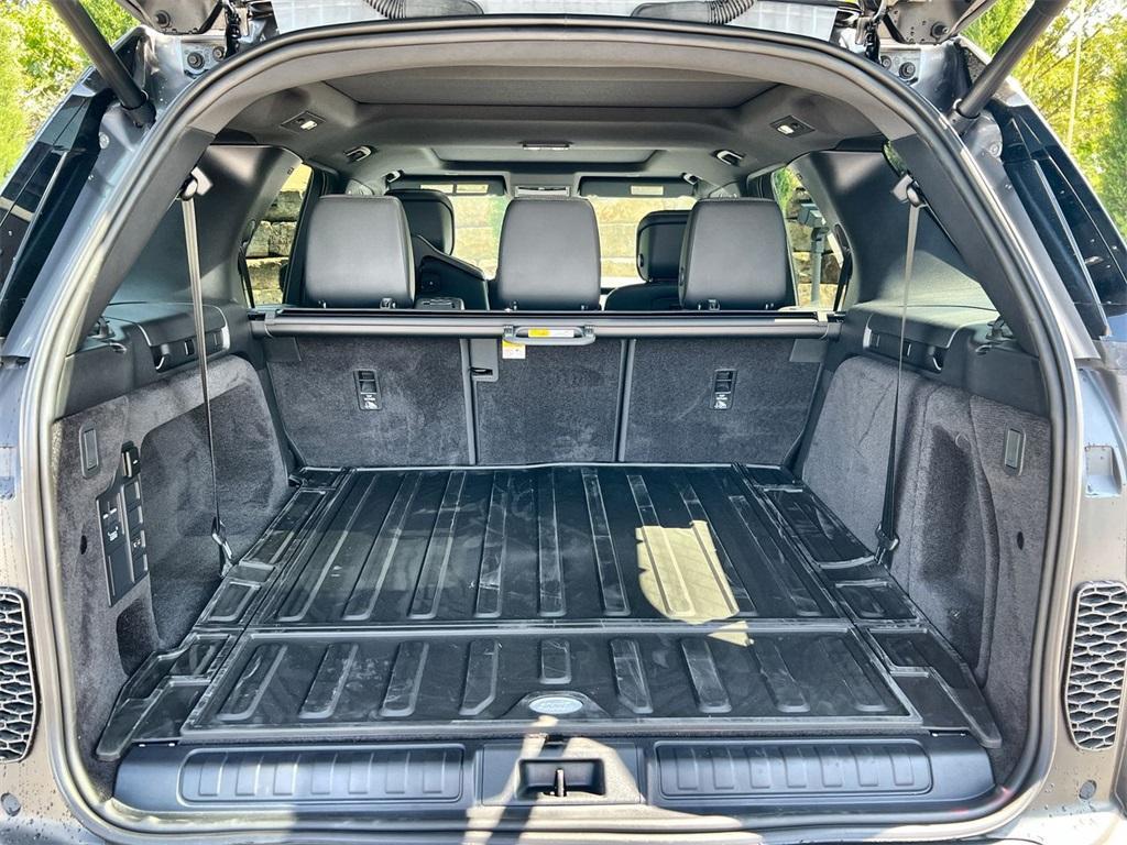 new 2025 Land Rover Discovery car, priced at $66,418
