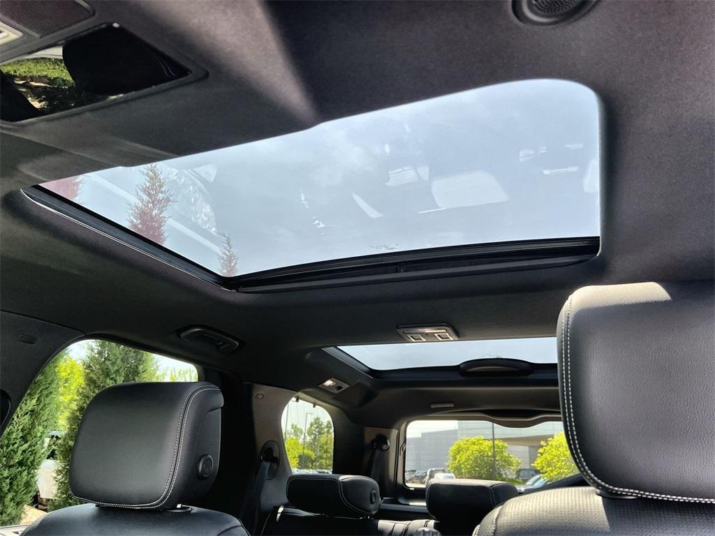 new 2025 Land Rover Discovery car, priced at $66,418