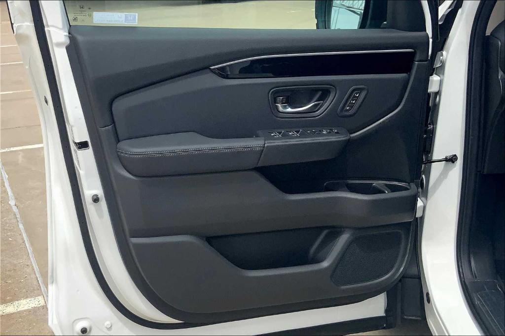 new 2025 Honda Pilot car, priced at $46,280