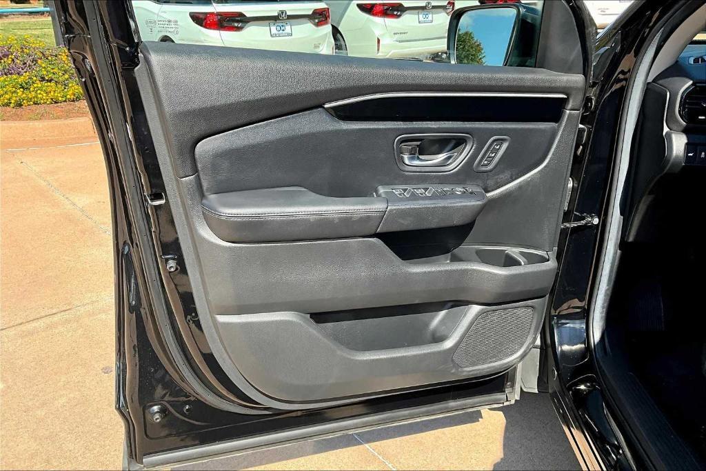 used 2025 Honda Pilot car, priced at $41,306