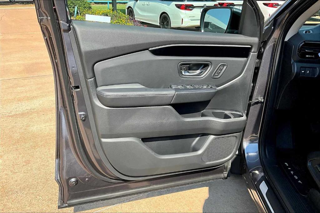 new 2025 Honda Pilot car, priced at $45,700