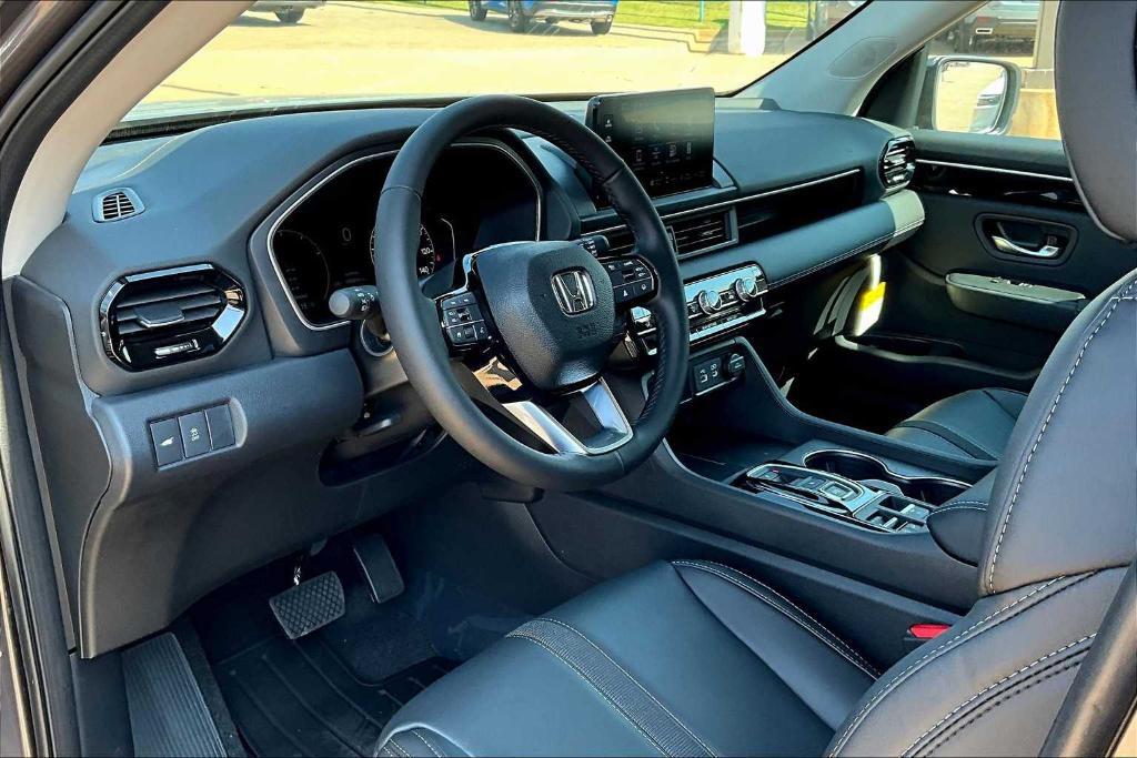 new 2025 Honda Pilot car, priced at $45,700