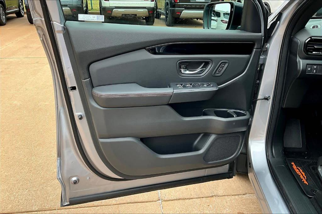 new 2025 Honda Pilot car, priced at $49,750