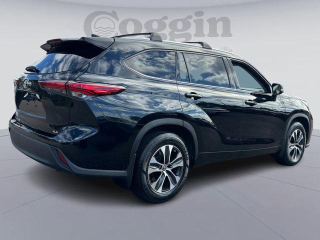 used 2020 Toyota Highlander car, priced at $23,750