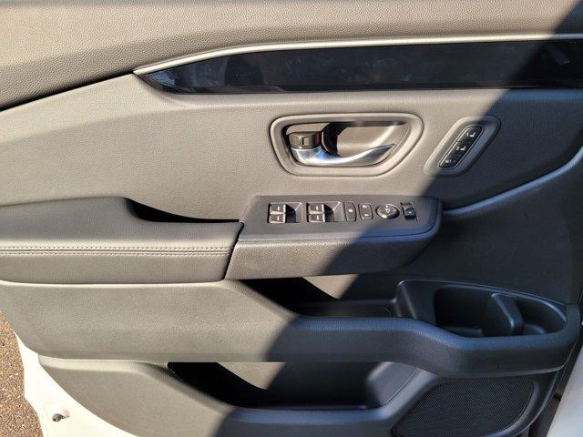 new 2025 Honda Pilot car, priced at $45,322