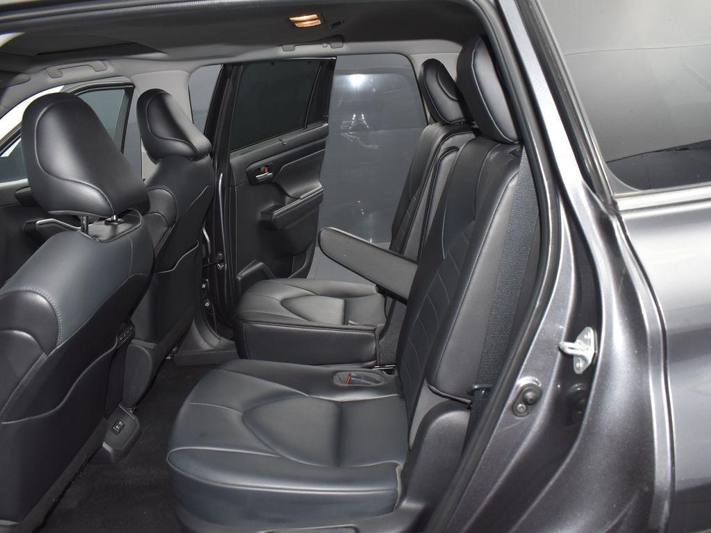used 2021 Toyota Highlander car, priced at $33,491