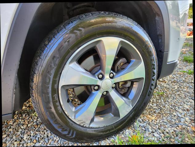 used 2019 Jeep Cherokee car, priced at $18,495