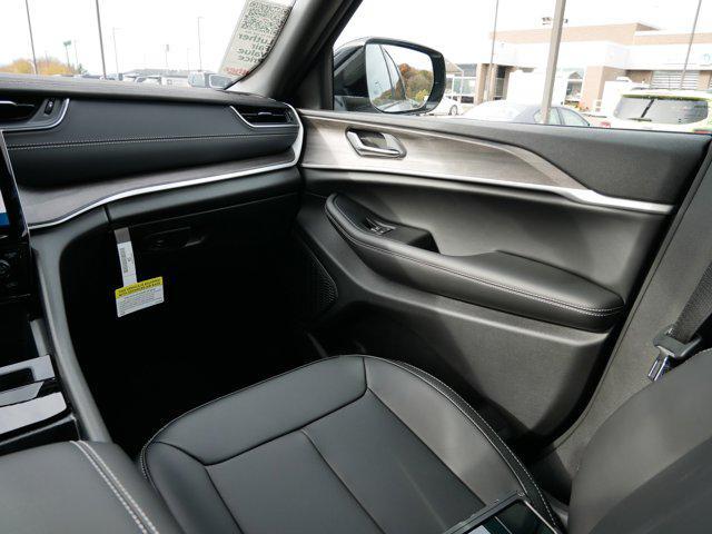 new 2025 Jeep Grand Cherokee car, priced at $42,999